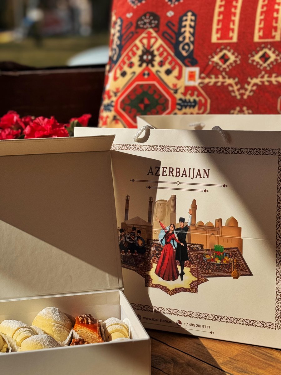 Фирменная упаковка "Azerbaijan" с выпечкой